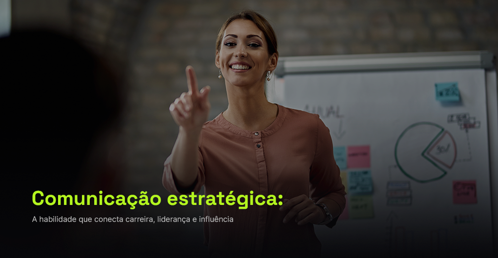 A comunicação estratégica é uma das competências mais importantes para profissionais que desejam crescer, liderar, vender ideias, influenciar decisões e se posicionar com mais clareza no mercado. Em um ambiente profissional cada vez mais competitivo, não basta ter conhecimento técnico, experiência ou boas intenções. É preciso transformar tudo isso em uma mensagem compreensível, relevante e capaz de gerar percepção de valor. Muitos profissionais competentes permanecem invisíveis porque não conseguem comunicar bem o que sabem, o que fazem e o impacto que geram. Outros ocupam posições de liderança, mas enfrentam dificuldade para alinhar equipes, conduzir mudanças e fortalecer confiança. Há também aqueles que têm boas ideias, mas não conseguem defendê-las com clareza em reuniões, apresentações ou negociações. Para a SBCE, comunicação estratégica é a ponte entre competência e influência. Ela conecta clareza, comportamento humano, inteligência emocional, neurociência, PNL, presença e prática aplicada. Quando o profissional desenvolve essa habilidade, passa a comunicar com mais intenção, conduzir melhor conversas importantes e ocupar espaços com mais segurança. O que é comunicação estratégica na prática Comunicação estratégica é a capacidade de construir e transmitir mensagens com clareza, intenção e adequação ao contexto. Ela exige que o profissional saiba o que quer comunicar, para quem está comunicando, qual percepção deseja gerar e qual ação espera provocar. Isso vale para uma apresentação, uma reunião, uma venda, uma conversa de feedback, uma palestra, uma negociação ou um posicionamento público. Na prática, comunicação estratégica não se limita à fala bonita ou à oratória bem executada. Ela envolve pensamento estruturado, leitura de ambiente, organização de ideias, escuta, linguagem adequada e consciência sobre o impacto da mensagem. Um profissional estratégico não fala apenas para preencher silêncio. Ele comunica para construir entendimento. Uma liderança estratégica não transmite apenas ordens. Ela comunica direção. Um vendedor estratégico não despeja argumentos. Ele conduz percepção de valor. Um profissional em crescimento não espera ser reconhecido apenas pelo que entrega. Ele aprende a comunicar o impacto daquilo que realiza. Esse é o ponto central: comunicação estratégica transforma informação em influência. Por que a comunicação estratégica ganhou valor no mercado O mercado mudou a forma de avaliar profissionais. Conhecimento técnico continua importante, mas já não é suficiente para sustentar crescimento, liderança e autoridade. As organizações precisam de pessoas que saibam explicar ideias, colaborar com diferentes áreas, lidar com conflitos, apresentar soluções, conduzir reuniões, vender projetos e influenciar decisões. Em muitos contextos, o profissional que se comunica melhor ganha mais espaço porque consegue tornar seu valor mais visível. Ele apresenta com clareza, defende argumentos com segurança e constrói relações mais consistentes. Isso não significa que a comunicação substitui a competência. Significa que a competência precisa ser comunicada para ser percebida. Um bom projeto pode perder força se for mal apresentado. Uma liderança pode perder confiança se comunica de forma confusa. Uma ideia relevante pode ser ignorada se não for defendida com estrutura. Por isso, comunicação estratégica se tornou uma habilidade de carreira. Ela impacta crescimento, visibilidade, autoridade e oportunidades. Comunicação estratégica e crescimento profissional Crescer profissionalmente exige mais do que executar bem tarefas. Em algum momento, o profissional precisa apresentar ideias, defender escolhas, mostrar resultados, negociar prioridades e se posicionar diante de pessoas que tomam decisões. Se sua comunicação não acompanha sua competência, seu crescimento pode ficar limitado. Muitos profissionais esperam que o trabalho fale por si. Essa expectativa é perigosa. Em ambientes complexos, gestores, clientes, pares e equipes nem sempre conseguem perceber automaticamente o valor de uma entrega. É preciso contextualizar. O profissional que comunica estrategicamente sabe explicar o problema que resolveu, o impacto da sua atuação, os critérios usados em uma decisão e os próximos passos de um projeto. Essa habilidade muda a forma como ele é percebido. Ele deixa de ser visto apenas como alguém que executa e passa a ser reconhecido como alguém que pensa, contribui e influencia. Crescimento profissional depende de percepção de valor. E a comunicação é uma das principais formas de construir essa percepção. Comunicação estratégica na liderança Na liderança, comunicação estratégica é indispensável. Líderes comunicam direção, prioridades, mudanças, feedbacks, expectativas e decisões. Quando fazem isso sem clareza, a equipe interpreta por conta própria. E onde há interpretação sem alinhamento, surgem ruídos. Uma liderança que comunica bem reduz insegurança, fortalece confiança e melhora a execução. Ela explica o contexto, mostra o motivo das decisões, orienta próximos passos e abre espaço para dúvidas. Liderar não é apenas decidir. É fazer com que a decisão seja compreendida e aplicada. A comunicação estratégica ajuda líderes a transformar estratégia em comportamento. A equipe entende melhor o que precisa fazer, por que aquilo importa e como deve agir. Essa competência também é essencial em momentos de mudança. Quando há incerteza, a comunicação da liderança pode acalmar ou aumentar a ansiedade do ambiente. Líderes preparados sabem que clareza não é detalhe. É parte da gestão. Comunicação estratégica e influência Influenciar não significa manipular. Influenciar significa comunicar de forma que a outra pessoa compreenda, considere e se mova diante de uma ideia. A influência profissional nasce da combinação entre clareza, credibilidade, conexão e percepção de valor. Uma mensagem confusa dificilmente influencia. Uma fala desconectada da realidade do outro perde força. Um argumento sem estrutura pode ser esquecido rapidamente. A comunicação estratégica organiza esses elementos. Ela ajuda o profissional a entender o público, adaptar a linguagem, selecionar argumentos relevantes e conduzir a mensagem com mais precisão. Em uma reunião, influência pode significar conseguir adesão a uma ideia. Em vendas, pode significar ajudar o cliente a perceber valor. Na liderança, pode significar engajar uma equipe em uma direção. Em apresentações, pode significar transformar atenção em entendimento. Influência não depende apenas de volume, insistência ou carisma. Depende da capacidade de construir uma mensagem que faça sentido para quem escuta. O papel da clareza na comunicação estratégica Clareza é uma das bases da comunicação estratégica. Uma mensagem clara reduz esforço mental, diminui ruídos e aumenta a chance de compreensão. Em ambientes profissionais, isso é essencial porque as pessoas estão lidando com excesso de informações, reuniões, demandas e decisões. Quando um profissional fala de forma confusa, a audiência precisa trabalhar demais para entender. Esse esforço pode gerar distração, cansaço ou resistência. Clareza não significa simplificar demais uma ideia. Significa organizar o raciocínio para que o outro consiga acompanhar. Uma comunicação clara apresenta contexto, ponto principal, explicação e direção. Ela não joga informações soltas. Ela conduz. Profissionais que se comunicam com clareza transmitem mais domínio. Isso acontece porque quem entende profundamente um assunto costuma conseguir explicá-lo melhor. A clareza fortalece a percepção de competência. Comunicação estratégica exige escuta Muitas pessoas associam comunicação apenas à fala, mas a escuta é uma parte decisiva da comunicação estratégica. Quem não escuta bem responde mal. Quem não compreende o contexto do outro comunica de forma genérica. Quem não percebe dúvidas, objeções ou sinais de resistência perde oportunidades de ajustar a mensagem. A escuta permite que o profissional entenda necessidades, expectativas, inseguranças e interesses de quem está do outro lado. Em uma venda, escutar ajuda a identificar a real dor do cliente. Na liderança, ajuda a perceber o clima da equipe. Em uma reunião, ajuda a compreender objeções antes de respondê-las. Em uma apresentação, ajuda a adaptar exemplos e ritmo. A escuta torna a comunicação mais precisa. Um comunicador estratégico não entra em uma conversa apenas pensando no que deseja dizer. Ele observa o que precisa ser entendido. Essa diferença muda a qualidade da interação. Neurociência e comunicação estratégica A neurociência contribui para a comunicação estratégica porque ajuda a compreender como o cérebro recebe, processa e interpreta mensagens. As pessoas não avaliam uma fala apenas pelo conteúdo racional. Elas também interpretam tom de voz, postura, emoção, coerência, segurança e relevância. Antes de analisar profundamente uma mensagem, o cérebro faz leituras rápidas sobre confiança e intenção. Se percebe ruído, insegurança ou incoerência, pode reduzir abertura. Por isso, comunicação estratégica precisa considerar mais do que palavras. A forma como a mensagem é apresentada interfere na forma como ela será recebida. Clareza favorece atenção. Emoção influencia memória. Coerência fortalece confiança. Presença aumenta percepção de autoridade. Esse conhecimento ajuda profissionais a comunicarem com mais consciência. Eles passam a estruturar mensagens considerando não apenas o que querem dizer, mas como a audiência tende a interpretar. A neurociência torna a comunicação menos intuitiva e mais estratégica. Inteligência emocional na comunicação estratégica Comunicação estratégica exige inteligência emocional porque muitas conversas profissionais acontecem sob pressão. Feedbacks, negociações, apresentações, reuniões difíceis, conflitos e momentos de exposição podem ativar reações emocionais intensas. Sem inteligência emocional, o profissional pode acelerar a fala, responder de forma defensiva, evitar conversas importantes ou perder clareza diante de perguntas difíceis. Com inteligência emocional, ele reconhece o próprio estado interno e escolhe respostas mais adequadas. Isso não elimina tensão, mas melhora a condução. Um líder emocionalmente preparado consegue comunicar uma decisão difícil com firmeza e respeito. Um vendedor consegue lidar melhor com objeções. Um profissional em apresentação consegue respirar, organizar a resposta e manter presença. A comunicação estratégica depende dessa maturidade porque a mensagem não acontece separada do estado emocional de quem comunica. PNL e linguagem estratégica A Programação Neurolinguística contribui para a comunicação estratégica ao observar como linguagem, pensamento e comportamento se conectam. A forma como uma pessoa organiza internamente uma situação influencia sua fala. Se interpreta uma reunião como ameaça, pode se comunicar de forma defensiva. Se interpreta como oportunidade de contribuição, tende a se posicionar com mais presença. Além disso, a linguagem usada pelo profissional pode fortalecer ou enfraquecer a mensagem. Palavras vagas geram interpretações vagas. Generalizações podem aumentar ruídos. Justificativas excessivas podem transmitir insegurança. Perguntas bem formuladas podem abrir reflexão e conduzir melhor uma conversa. A PNL ajuda a observar esses padrões e construir uma comunicação mais consciente. No ambiente profissional, linguagem é ferramenta de influência. Quem aprende a usá-la com intenção comunica melhor, conduz melhor e gera mais clareza. Comunicação estratégica nas vendas Nas vendas, comunicação estratégica é essencial para construir percepção de valor. Um vendedor que apenas apresenta características pode não conseguir conectar a solução à necessidade real do cliente. Já um profissional que comunica estrategicamente escuta, identifica dores, organiza argumentos e conduz a decisão com mais clareza. A venda não acontece apenas quando o cliente conhece uma oferta. Ela acontece quando entende relevância, percebe segurança e enxerga valor. A comunicação estratégica ajuda nesse processo porque reduz confusão e aumenta confiança. Em vez de falar tudo de uma vez, o vendedor precisa conduzir. Primeiro entende o cenário. Depois organiza a mensagem. Em seguida, apresenta solução, responde objeções e orienta o próximo passo. Essa comunicação é útil em vendas externas, atendimento consultivo, reuniões comerciais, apresentações de proposta e negociações. Vender melhor exige comunicar melhor. Comunicação estratégica em apresentações Apresentações são momentos em que a comunicação estratégica se torna visível. Uma apresentação eficaz precisa ter objetivo claro, estrutura, ritmo, conexão com a audiência e fechamento forte. Sem esses elementos, mesmo um conteúdo importante pode perder impacto. Muitos profissionais montam apresentações focadas apenas no que querem dizer. Poucos pensam no que o público precisa entender, sentir ou decidir ao final. A comunicação estratégica muda esse foco. Ela começa pela pergunta: qual é a transformação esperada na percepção da audiência? A partir daí, o profissional escolhe o que entra, o que sai, qual ordem seguir, quais exemplos usar e como conduzir o raciocínio. Essa abordagem evita apresentações longas, dispersas ou excessivamente técnicas. O objetivo não é impressionar pela quantidade de informações. É gerar entendimento, confiança e ação. Comunicação estratégica no cooperativismo No cooperativismo, comunicação estratégica tem papel central. Cooperativas dependem de confiança, participação, pertencimento e construção coletiva. Esses princípios precisam ser comunicados com clareza para associados, equipes, lideranças e comunidades. Quando a comunicação é frágil, o propósito cooperativista pode ficar distante da prática. As pessoas deixam de compreender decisões, não percebem seu papel e podem se desconectar da cultura. A comunicação estratégica fortalece esse ambiente porque organiza mensagens, aproxima pessoas e sustenta confiança. Lideranças cooperativistas precisam comunicar propósito, resultados, mudanças e desafios com clareza. Também precisam escutar, dialogar e construir entendimento. A força do cooperativismo depende da qualidade das relações. E relações fortes dependem de comunicação bem conduzida. Por isso, formar profissionais e líderes com visão estratégica de comunicação contribui diretamente para o fortalecimento das organizações cooperativistas. Inteligência artificial e comunicação estratégica A inteligência artificial pode apoiar profissionais no desenvolvimento da comunicação estratégica. Ela pode ajudar a organizar ideias, revisar textos, simular perguntas, preparar apresentações, antecipar objeções e testar diferentes formas de explicar um conceito. Esse apoio é importante porque amplia a preparação. Um líder pode usar IA para estruturar uma comunicação de mudança. Um vendedor pode treinar respostas para objeções. Um profissional pode revisar uma apresentação antes de uma reunião importante. Um educador pode organizar uma explicação mais clara. Mas a IA não substitui presença, escuta e leitura humana do contexto. Ela é uma ferramenta de apoio. O impacto real da comunicação continua dependendo da capacidade do profissional de adaptar a mensagem, perceber o ambiente e sustentar relações com responsabilidade. A comunicação estratégica do futuro precisa integrar tecnologia e comportamento humano. Quem aprende a usar IA com consciência ganha repertório, mas quem desenvolve presença e inteligência comunicativa ganha consistência. Sinais de que você precisa desenvolver comunicação estratégica Alguns sinais mostram que um profissional precisa desenvolver melhor sua comunicação estratégica. Um deles é sentir que suas ideias não são consideradas, mesmo quando são boas. Outro é ter dificuldade para explicar o próprio trabalho de forma clara. Também é comum perceber insegurança ao falar em reuniões, apresentações ou conversas com liderança. Outro sinal importante é a dificuldade de influenciar decisões. O profissional até apresenta argumentos, mas não consegue gerar adesão. Também vale observar se há muitos ruídos nas conversas, se as pessoas interpretam suas mensagens de formas diferentes ou se você sente que precisa se justificar demais para ser compreendido. Esses sinais não indicam falta de competência. Indicam que existe uma distância entre o que você sabe e como isso está sendo comunicado. A comunicação estratégica reduz essa distância. Comunicação estratégica fortalece carreira, liderança e influência A comunicação estratégica é uma habilidade decisiva para profissionais que desejam crescer com mais clareza, presença e influência. Ela conecta competência técnica à percepção de valor, fortalece a liderança, melhora vendas, qualifica apresentações e amplia a capacidade de conduzir relações profissionais. Quem desenvolve essa competência deixa de depender apenas do improviso e passa a comunicar com mais intenção. Isso impacta diretamente a forma como suas ideias são recebidas, como sua presença é percebida e como suas decisões são sustentadas. A SBCE desenvolve comunicação estratégica com base em neurociência, PNL, inteligência emocional, inteligência artificial e prática aplicada. Essa abordagem prepara profissionais para transformar conhecimento em mensagem, mensagem em presença e presença em influência. Conheça as formações da SBCE e entenda como desenvolver comunicação estratégica para fortalecer sua carreira, sua liderança e sua capacidade de influenciar decisões.