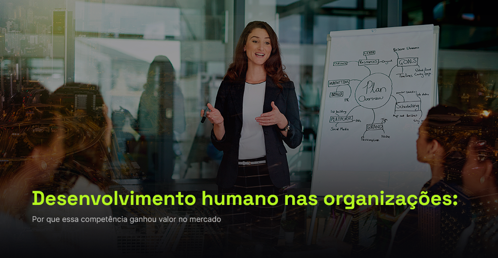 O desenvolvimento humano nas organizações ganhou valor porque o mercado percebeu que resultado não depende somente de processos, metas e tecnologia. Por trás de toda estratégia existem pessoas que precisam se comunicar, colaborar, decidir, liderar, aprender, lidar com pressão e se adaptar a contextos cada vez mais complexos. Durante muito tempo, muitas empresas trataram o desenvolvimento humano como uma área complementar, associada apenas a treinamentos pontuais, clima organizacional ou ações motivacionais. Essa visão ficou limitada diante dos desafios atuais. Hoje, organizações precisam de profissionais capazes de compreender comportamento humano, fortalecer comunicação, conduzir relações, desenvolver lideranças e criar ambientes mais preparados para mudança. Para a SBCE, desenvolvimento humano nas organizações precisa ser tratado como uma competência estratégica. Ele envolve comunicação, neurociência, PNL, inteligência emocional, liderança, cultura, aprendizagem e uso consciente da tecnologia. Quando esses elementos são desenvolvidos com método e prática, a organização não melhora apenas a forma como as pessoas se relacionam. Ela fortalece sua capacidade de gerar resultado sustentável. O que é desenvolvimento humano nas organizações Desenvolvimento humano nas organizações é o conjunto de práticas, competências e estratégias voltadas para ampliar o potencial das pessoas dentro do ambiente profissional. Isso inclui desenvolver comunicação, liderança, inteligência emocional, colaboração, escuta, tomada de decisão, capacidade de aprendizagem, gestão de conflitos e adaptação a mudanças. Uma organização é composta por pessoas que interpretam informações, sentem pressão, criam vínculos, resistem a mudanças, tomam decisões e constroem cultura todos os dias. Por isso, desenvolver pessoas impacta diretamente o desempenho organizacional. Quando o desenvolvimento humano é bem estruturado, ele ajuda profissionais a atuarem com mais consciência, clareza e maturidade. Ajuda líderes a conduzirem equipes com mais preparo. Ajuda equipes a se comunicarem melhor. Ajuda a organização a reduzir ruídos e fortalecer sua cultura. O ponto central é entender que desenvolvimento humano não pode ser uma ação isolada. Ele precisa estar conectado à estratégia, aos desafios reais da organização e ao crescimento profissional das pessoas. Por que essa competência ganhou valor no mercado O desenvolvimento humano ganhou valor porque as organizações perceberam que muitos problemas de resultado têm origem em falhas humanas, comportamentais e comunicativas. Projetos não atrasam apenas por questões técnicas. Muitas vezes, atrasam por falta de alinhamento. Vendas não deixam de acontecer apenas por preço. Muitas vezes, falham por comunicação fraca. Mudanças não encontram resistência apenas porque são ruins. Muitas vezes, são mal conduzidas. Conflitos, baixa produtividade, insegurança, desalinhamento, retrabalho, resistência à inovação e liderança despreparada têm relação direta com comportamento humano. O mercado passou a exigir profissionais capazes de lidar com essa complexidade. Pessoas que entendem apenas de processos podem ter dificuldade para conduzir relações. Pessoas que dominam apenas ferramentas podem não conseguir engajar equipes. Pessoas tecnicamente competentes podem não gerar influência se não souberem se comunicar. Por isso, desenvolvimento humano deixou de ser um tema periférico. Tornou-se parte da capacidade competitiva das organizações. Comunicação é a base do desenvolvimento humano Não existe desenvolvimento humano consistente sem comunicação. A comunicação organiza relações, alinha expectativas, reduz ruídos e permite que pessoas compreendam o próprio papel dentro da organização. Quando a comunicação falha, a cultura enfraquece, os conflitos aumentam e as decisões perdem força na execução. Em ambientes profissionais, comunicar bem significa muito mais do que falar com clareza. Significa escutar, adaptar a mensagem, entender o contexto, lidar com emoções, conduzir conversas difíceis e construir entendimento. Uma liderança pode ter uma boa estratégia, mas se não souber comunicá-la, a equipe terá dificuldade para agir. Um profissional pode ter alto conhecimento técnico, mas se não conseguir explicar suas ideias, seu impacto será limitado. O desenvolvimento humano trabalha essa dimensão porque a comunicação influencia diretamente o modo como pessoas aprendem, colaboram e se posicionam. Organizações que investem em comunicação estratégica desenvolvem equipes mais alinhadas e profissionais mais preparados para participar de decisões importantes. Liderança preparada depende de desenvolvimento humano A liderança é uma das áreas mais impactadas pelo desenvolvimento humano nas organizações. Um líder preparado precisa saber lidar com pessoas, emoções, conflitos, inseguranças, expectativas e diferentes formas de pensar. Precisa comunicar direção, oferecer feedback, escutar com atenção e sustentar decisões com clareza. Lideranças despreparadas geram ruídos que afetam toda a organização. Uma comunicação confusa pode desalinhar equipes. Uma reação emocional mal conduzida pode enfraquecer confiança. Uma decisão sem contexto pode gerar resistência. Um feedback mal formulado pode prejudicar o desenvolvimento de um profissional. Por isso, formar líderes não significa apenas ensinar ferramentas de gestão. Significa desenvolver consciência humana e comunicativa. A liderança precisa compreender como as pessoas recebem mensagens, como reagem à pressão, como constroem confiança e como se engajam com uma direção. Quando a organização desenvolve suas lideranças nesse nível, fortalece cultura, tomada de decisão e capacidade de execução. Neurociência aplicada ao comportamento organizacional A neurociência contribui para o desenvolvimento humano nas organizações porque ajuda a compreender como o cérebro reage a comunicação, pressão, mudança, conflito e aprendizagem. Em momentos de incerteza, o cérebro busca segurança. Quando a comunicação da liderança é confusa, a equipe pode entrar em estado de alerta. Quando uma mudança não é bem explicada, as pessoas podem reagir com resistência. Quando um feedback é percebido como ameaça, a pessoa pode se defender em vez de aprender. Essas respostas não são apenas escolhas racionais. Elas envolvem mecanismos emocionais, cognitivos e comportamentais. Compreender esse funcionamento ajuda organizações a conduzirem melhor seus processos humanos. Ajuda líderes a comunicarem com mais clareza. Ajuda equipes a aprenderem com mais consistência. Ajuda profissionais a regularem emoções em contextos de pressão. A neurociência aplicada não transforma relações humanas em fórmulas. Ela oferece base para compreender por que determinadas abordagens funcionam melhor do que outras. Essa consciência torna o desenvolvimento humano mais estratégico e menos intuitivo. Inteligência emocional como competência organizacional A inteligência emocional se tornou uma competência essencial dentro das organizações porque profissionais lidam diariamente com pressão, cobrança, mudança, conflito e tomada de decisão. Sem inteligência emocional, a comunicação tende a ficar reativa. Pequenos desalinhamentos podem virar conflitos. Feedbacks podem ser recebidos como ataques. Mudanças podem gerar medo excessivo. Decisões podem ser tomadas sob impulsividade. Com inteligência emocional, os profissionais desenvolvem mais capacidade de reconhecer o próprio estado interno, regular reações e responder com mais maturidade. Isso é importante em todos os níveis da organização. Líderes precisam de inteligência emocional para conduzir pessoas. Equipes precisam dela para colaborar melhor. Profissionais em crescimento precisam dela para lidar com exposição, críticas e novos desafios. A inteligência emocional não elimina dificuldades. Ela aumenta a capacidade de atravessá-las com mais consciência. Organizações que desenvolvem essa competência tendem a construir ambientes mais saudáveis, comunicativos e preparados para lidar com pressão. PNL e padrões de comunicação dentro das organizações A Programação Neurolinguística contribui para o desenvolvimento humano ao observar como linguagem, pensamento e comportamento se conectam. Dentro das organizações, muitos problemas se repetem por padrões de comunicação inconscientes. Pessoas generalizam situações, interpretam falas como ataques, evitam conversas difíceis, usam linguagem vaga ou criam narrativas internas que dificultam o diálogo. A PNL ajuda a reconhecer esses padrões e a construir formas mais conscientes de comunicação. Um líder pode aprender a formular feedbacks com mais precisão. Um profissional pode identificar pensamentos que aumentam sua insegurança em reuniões. Uma equipe pode desenvolver uma linguagem mais clara para alinhar expectativas. Essa abordagem é útil porque o desenvolvimento humano não acontece apenas em grandes treinamentos. Ele acontece também nas conversas diárias, nas reuniões, nos feedbacks, nas decisões e na forma como as pessoas interpretam umas às outras. Quando a linguagem melhora, a qualidade das relações também melhora. Cultura organizacional se constrói pelo comportamento repetido A cultura de uma organização não é formada apenas por valores escritos em documentos. Ela se constrói pelo comportamento que se repete todos os dias. Se a organização diz valorizar transparência, mas líderes comunicam decisões de forma confusa, a cultura real será percebida como insegura. Se fala sobre colaboração, mas as áreas trabalham isoladas, o discurso perde força. Se valoriza desenvolvimento, mas não oferece feedback e aprendizagem, a mensagem se enfraquece. O desenvolvimento humano ajuda a alinhar discurso e prática. Ele cria condições para que líderes e equipes compreendam quais comportamentos sustentam a cultura desejada. Também ajuda a identificar padrões que prejudicam o ambiente, como comunicação passiva, medo de se posicionar, baixa escuta ou resistência a mudanças. Cultura forte depende de pessoas conscientes. E pessoas conscientes precisam de formação, prática e acompanhamento. Por isso, desenvolvimento humano não deve ser separado da estratégia organizacional. Ele é parte da forma como a estratégia se torna comportamento. Desenvolvimento humano e fortalecimento do cooperativismo No cooperativismo, o desenvolvimento humano tem papel ainda mais relevante. Cooperativas são construídas sobre participação, confiança, colaboração e desenvolvimento coletivo. Esses princípios exigem lideranças e equipes preparadas para comunicar, escutar, dialogar e construir decisões com responsabilidade. O fortalecimento do cooperativismo depende da capacidade de formar pessoas. Líderes precisam comunicar propósito. Equipes precisam entender seu papel. Associados precisam perceber confiança. A cultura precisa ser vivida na prática. Quando o desenvolvimento humano é fraco, o cooperativismo pode perder força na rotina. Os valores continuam no discurso, mas deixam de orientar comportamento. Quando é bem trabalhado, o desenvolvimento humano fortalece vínculos, melhora a comunicação institucional, aumenta participação e prepara lideranças para conduzir ambientes complexos. Esse é um dos motivos pelos quais formação estratégica é tão importante para organizações cooperativistas. Crescimento coletivo exige pessoas preparadas para sustentar cultura, comunicação e resultado. Tecnologia e desenvolvimento humano precisam caminhar juntos A tecnologia transformou a forma como as organizações trabalham, aprendem e se comunicam. A inteligência artificial, em especial, ampliou possibilidades de produtividade, análise, treinamento e tomada de decisão. Mas tecnologia sem desenvolvimento humano pode gerar apenas aceleração de problemas antigos. Uma organização pode adotar ferramentas modernas e continuar com comunicação ruim. Pode usar IA e ainda ter líderes despreparados para conduzir pessoas. Pode automatizar processos e manter uma cultura de baixa colaboração. Por isso, tecnologia precisa caminhar junto com desenvolvimento humano. A inteligência artificial pode apoiar treinamentos, simular conversas, ajudar na preparação de apresentações, organizar informações e ampliar repertório. Mas quem interpreta, decide, lidera e se relaciona são as pessoas. O futuro das organizações não depende apenas de ferramentas melhores. Depende de profissionais capazes de usar essas ferramentas com pensamento crítico, comunicação clara e consciência humana. Desenvolvimento humano como diferencial competitivo Organizações que investem em desenvolvimento humano criam um diferencial competitivo difícil de copiar. Tecnologias podem ser compradas. Processos podem ser replicados. Estratégias podem ser observadas pelo mercado. Mas uma cultura forte, lideranças preparadas e equipes maduras exigem tempo, método e consistência. O desenvolvimento humano melhora a forma como a organização aprende, decide, comunica e se adapta. Isso afeta produtividade, inovação, relacionamento com clientes, clima, retenção de talentos e capacidade de enfrentar mudanças. Profissionais desenvolvidos não apenas executam tarefas. Eles pensam melhor, comunicam melhor, colaboram melhor e resolvem problemas com mais maturidade. Esse diferencial se torna especialmente importante em mercados competitivos, nos quais a qualidade das relações internas impacta diretamente a experiência externa. O desenvolvimento humano fortalece a organização de dentro para fora. O papel da formação continuada no desenvolvimento humano O desenvolvimento humano nas organizações exige formação continuada. Não basta realizar ações pontuais e esperar mudança consistente. Competências como comunicação, liderança, inteligência emocional, escuta e gestão de conflitos precisam ser desenvolvidas ao longo do tempo. A formação continuada permite aprofundar conceitos, praticar habilidades e construir novas formas de atuação. Nesse contexto, a Pós-Graduação da SBCE ganha relevância ao conectar comunicação estratégica, neurociência, PNL, inteligência emocional, comportamento humano e inteligência artificial aplicada. Essa formação conversa com profissionais que desejam atuar de forma mais estratégica em organizações, desenvolver pessoas, fortalecer lideranças e compreender melhor os processos humanos que influenciam resultado. Desenvolver pessoas exige conhecimento profundo, não apenas boa intenção. A formação dá base para que esse desenvolvimento aconteça com mais método e consistência. Sinais de que uma organização precisa investir em desenvolvimento humano Alguns sinais mostram que uma organização precisa olhar com mais atenção para o desenvolvimento humano. Quando há muitos ruídos de comunicação, a equipe perde tempo tentando interpretar mensagens. Quando líderes evitam conversas difíceis, conflitos se acumulam. Quando profissionais têm medo de se posicionar, boas ideias deixam de aparecer. Quando mudanças geram resistência constante, pode faltar clareza e confiança. Outro sinal importante é o excesso de dependência das lideranças. Se tudo precisa ser resolvido por poucas pessoas, talvez a organização não esteja desenvolvendo autonomia e comunicação suficiente nos times. Também há sinais na cultura: baixa colaboração, falta de escuta, feedbacks fracos, dificuldade de adaptação, desalinhamento entre áreas e pouca clareza sobre prioridades. Esses problemas não se resolvem apenas com novas ferramentas ou processos. Muitas vezes, exigem desenvolvimento de pessoas. O que profissionais mais perguntam sobre desenvolvimento humano nas organizações O que significa desenvolvimento humano nas organizações? Significa desenvolver competências humanas e comportamentais dentro do ambiente profissional, como comunicação, liderança, inteligência emocional, colaboração, escuta, gestão de conflitos e capacidade de adaptação. Por que desenvolvimento humano impacta resultados? Porque resultados dependem de pessoas que se comunicam, tomam decisões, colaboram e executam estratégias. Quando essas competências são fracas, surgem ruídos, conflitos, retrabalho e baixa performance. Desenvolvimento humano é responsabilidade apenas do RH? Não. O RH tem papel importante, mas desenvolvimento humano precisa envolver lideranças, equipes e cultura organizacional. Toda liderança influencia diretamente o desenvolvimento das pessoas ao seu redor. Como a neurociência ajuda no desenvolvimento humano? A neurociência ajuda a compreender como o cérebro reage a pressão, mudança, comunicação, aprendizagem e confiança. Esse conhecimento permite criar abordagens mais eficazes para desenvolver pessoas e conduzir equipes. A Pós-Graduação da SBCE contribui para essa área? Sim. A Pós-Graduação da SBCE aprofunda comunicação estratégica, neurociência, PNL, inteligência emocional, comportamento humano e inteligência artificial aplicada, competências essenciais para quem deseja atuar com desenvolvimento humano nas organizações. Desenvolver pessoas é fortalecer a organização O desenvolvimento humano nas organizações ganhou valor porque o mercado entendeu que resultados consistentes dependem de pessoas preparadas. Processos, metas e tecnologias só geram impacto real quando profissionais sabem comunicar, colaborar, liderar, aprender e lidar com desafios humanos. Organizações que desenvolvem pessoas fortalecem cultura, reduzem ruídos, melhoram relações e aumentam a capacidade de adaptação. Também criam lideranças mais conscientes e equipes mais preparadas para enfrentar mudanças. A SBCE atua nesse campo integrando comunicação estratégica, neurociência, PNL, inteligência emocional, tecnologia e prática aplicada. Essa abordagem prepara profissionais para compreender melhor o comportamento humano e gerar impacto real dentro das organizações. Conheça a Pós-Graduação da SBCE e entenda como o desenvolvimento humano pode fortalecer sua carreira, sua liderança e os resultados da organização.