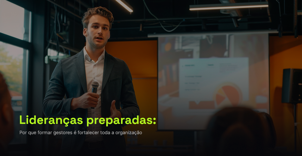 A formação de lideranças se tornou uma das decisões mais estratégicas para organizações que desejam crescer com consistência. Em um mercado marcado por mudanças rápidas, equipes diversas, pressão por resultados e necessidade constante de adaptação, o papel do gestor deixou de ser apenas acompanhar tarefas e cobrar entregas. Liderar exige comunicação, visão, inteligência emocional, tomada de decisão, leitura de contexto e capacidade de desenvolver pessoas. Quando uma organização não investe na preparação de seus gestores, os impactos aparecem em diferentes áreas. A comunicação fica confusa, os ruídos aumentam, decisões são mal interpretadas, conflitos se acumulam e equipes passam a depender excessivamente de orientações fragmentadas. Aos poucos, a falta de preparo da liderança enfraquece a cultura e compromete os resultados. Para a SBCE, formar lideranças é fortalecer toda a organização porque líderes preparados influenciam diretamente o comportamento das equipes, a qualidade das decisões, o alinhamento interno e a forma como as pessoas atravessam desafios. Liderança não pode ser tratada como improviso. Ela precisa ser desenvolvida com método, ciência, prática e consciência sobre comportamento humano. Por que a formação de lideranças é uma prioridade estratégica A formação de lideranças é uma prioridade porque gestores ocupam uma posição de influência direta sobre pessoas, processos e resultados. Eles traduzem a estratégia da organização para a rotina das equipes. Uma decisão definida pela alta gestão pode perder força se a liderança intermediária não souber comunicá-la. Uma mudança bem planejada pode gerar resistência se o gestor não souber explicar o contexto. Uma meta importante pode parecer desconectada se a equipe não compreender o motivo por trás dela. O líder é o elo entre a direção e a execução. Quando esse elo é frágil, a organização perde consistência. Muitas empresas investem em ferramentas, processos e metas, mas negligenciam o desenvolvimento dos gestores que precisam conduzir tudo isso na prática. O resultado é uma operação que até possui estratégia, mas encontra dificuldade para transformar essa estratégia em comportamento. Formar gestores significa preparar pessoas para conduzir outras pessoas com mais clareza, maturidade e responsabilidade. Esse preparo fortalece a organização porque melhora a forma como decisões são comunicadas, executadas e sustentadas no tempo. Gestores despreparados geram custos invisíveis A falta de preparo da liderança gera custos que nem sempre aparecem de forma imediata em relatórios, mas afetam profundamente a organização. Um gestor que comunica mal pode criar insegurança na equipe. Um líder que evita conversas difíceis pode permitir que conflitos cresçam. Um coordenador que não sabe dar feedback pode limitar o desenvolvimento dos profissionais. Uma liderança reativa pode transformar problemas simples em crises maiores. Esses custos aparecem como retrabalho, baixa produtividade, desmotivação, rotatividade, desalinhamento, excesso de dependência e perda de confiança. O problema é que muitas organizações normalizam esses sinais. Tratam ruídos constantes como parte da rotina. Tratam conflitos repetidos como características da equipe. Tratam baixa autonomia como falta de iniciativa dos colaboradores. Mas, em muitos casos, esses sintomas estão ligados à falta de formação da liderança. Gestores não nascem prontos. Um bom profissional técnico não se torna automaticamente um bom líder. A transição para cargos de gestão exige novas competências, especialmente comunicação, inteligência emocional, escuta, tomada de decisão e desenvolvimento humano. Liderança preparada comunica melhor a estratégia Uma das principais funções da liderança é comunicar estratégia com clareza. A equipe precisa entender para onde a organização está indo, quais são as prioridades, por que determinadas decisões foram tomadas e como seu trabalho contribui para os resultados. Quando o gestor não consegue comunicar essa direção, a equipe passa a executar tarefas sem visão. Isso enfraquece engajamento e aumenta a sensação de desconexão. Comunicar estratégia não significa repetir metas. Significa transformar decisões em entendimento. O líder precisa explicar contexto, critérios, impacto e próximos passos. Essa habilidade exige organização de pensamento e linguagem. Exige saber adaptar a mensagem para diferentes públicos. Exige escutar dúvidas e verificar se a equipe realmente compreendeu. A formação de lideranças desenvolve essa competência porque ajuda gestores a saírem de uma comunicação improvisada e assumirem uma comunicação mais intencional. Quando a liderança comunica melhor, a equipe entende melhor. Quando a equipe entende melhor, executa com mais foco. Comunicação ruim enfraquece a autoridade da liderança A autoridade de um gestor não se sustenta apenas pelo cargo. Ela é construída diariamente pela forma como ele comunica, decide, orienta e se relaciona com a equipe. Um líder que fala de forma confusa perde força. Um gestor que muda a orientação sem explicar o motivo gera insegurança. Uma liderança que evita se posicionar em momentos importantes transmite fragilidade. A comunicação ruim enfraquece a percepção de preparo. Isso não significa que o gestor precisa ter todas as respostas. Significa que precisa conduzir a comunicação com clareza, honestidade e presença. Autoridade não depende de dureza. Depende de coerência. Uma liderança pode ser acessível e ainda assim ser firme. Pode ser humana e ainda assim ser respeitada. Pode escutar e ainda assim manter direção. A formação de lideranças ajuda gestores a desenvolverem essa presença comunicativa. Eles aprendem a estruturar mensagens, conduzir reuniões, dar feedbacks, lidar com perguntas difíceis e sustentar decisões com mais segurança. Quando a comunicação melhora, a autoridade deixa de depender apenas do cargo e passa a ser sustentada pela competência percebida. Lideranças preparadas fortalecem a cultura organizacional A cultura de uma organização é construída pelo comportamento repetido de suas lideranças. Se a empresa diz valorizar colaboração, mas os gestores não escutam suas equipes, a cultura real será contraditória. Se afirma valorizar desenvolvimento, mas as lideranças não dão feedback, o discurso perde credibilidade. Se fala sobre transparência, mas comunica decisões de forma incompleta, a confiança enfraquece. Gestores são multiplicadores de cultura. A forma como eles conduzem reuniões, resolvem conflitos, reconhecem pessoas, comunicam mudanças e tratam erros influencia diretamente o ambiente. Por isso, formar lideranças é uma forma de proteger a cultura. A liderança preparada entende que cada comportamento comunica algo. Um silêncio diante de um problema comunica. Uma resposta impaciente comunica. Uma reunião desorganizada comunica. Um feedback mal dado comunica. A formação ajuda gestores a tomarem consciência desses sinais e a alinharem sua atuação aos valores da organização. Cultura forte não se sustenta apenas em campanhas internas. Ela se sustenta em lideranças que praticam, reforçam e protegem os comportamentos esperados. Inteligência emocional é indispensável para gestores Gestores lidam com pressão constante. Precisam entregar resultados, acompanhar pessoas, resolver conflitos, tomar decisões e manter a equipe funcionando mesmo em contextos difíceis. Sem inteligência emocional, a liderança tende a agir de forma reativa. Pode responder mal a críticas, evitar conversas difíceis, transferir tensão para a equipe ou tomar decisões impulsivas. A inteligência emocional permite que o gestor reconheça o próprio estado interno e escolha respostas mais adequadas. Isso não elimina a pressão, mas melhora a forma como ela é conduzida. Um líder emocionalmente preparado consegue dar feedback sem agredir, cobrar sem desmotivar, escutar sem perder autoridade e lidar com divergências sem transformar tudo em conflito pessoal. Essa competência é especialmente importante porque o estado emocional da liderança influencia o ambiente. Uma liderança desorganizada emocionalmente pode aumentar a ansiedade da equipe. Uma liderança equilibrada ajuda a criar mais segurança. Formar gestores envolve desenvolver essa maturidade. Liderar pessoas exige técnica, mas também exige presença emocional. Neurociência ajuda a compreender equipes e decisões A neurociência contribui para a formação de lideranças ao mostrar como o cérebro reage à pressão, à incerteza, à comunicação e à tomada de decisão. Quando uma equipe sente insegurança, tende a ficar mais defensiva. Quando não entende uma mudança, pode resistir. Quando recebe uma mensagem confusa, pode preencher lacunas com suposições. Quando percebe incoerência na liderança, a confiança diminui. Compreender esses processos ajuda gestores a liderarem com mais consciência. A comunicação da liderança pode acalmar ou aumentar o estado de alerta da equipe. Pode gerar clareza ou confusão. Pode fortalecer confiança ou alimentar ruídos. A neurociência não transforma liderança em fórmula pronta. Ela oferece base para entender como pessoas percebem, interpretam e respondem aos estímulos do ambiente. Um gestor que entende melhor o comportamento humano consegue se comunicar com mais precisão. Ele percebe que a forma de apresentar uma decisão importa tanto quanto a decisão em si. Percebe que o cérebro precisa de clareza para agir melhor. Percebe que confiança se constrói por consistência. Essa consciência torna a liderança mais estratégica. PNL e linguagem na gestão de pessoas A Programação Neurolinguística contribui para a liderança ao trabalhar a relação entre linguagem, pensamento e comportamento. Gestores se comunicam o tempo todo: em reuniões, feedbacks, alinhamentos, conversas difíceis, apresentações e decisões. A forma como escolhem palavras influencia diretamente a resposta da equipe. Uma orientação vaga gera interpretações diferentes. Uma cobrança mal formulada pode gerar resistência. Um feedback sem clareza pode confundir em vez de desenvolver. Uma pergunta bem feita pode abrir reflexão e responsabilidade. A PNL ajuda gestores a perceberem padrões de linguagem que fortalecem ou enfraquecem sua comunicação. Por exemplo, um líder que usa muitas generalizações pode tornar o problema maior do que ele é. Um gestor que evita objetividade pode deixar a equipe sem direção. Uma liderança que formula perguntas melhores pode estimular autonomia. A linguagem é uma ferramenta de gestão. Quem lidera precisa saber usá-la com intenção. Formar gestores nesse aspecto melhora a qualidade das conversas e reduz muitos ruídos que nascem de mensagens mal conduzidas. Lideranças preparadas desenvolvem pessoas Uma organização se fortalece quando seus gestores sabem desenvolver pessoas. Desenvolver não significa apenas corrigir erros. Significa identificar potenciais, orientar crescimento, oferecer feedbacks, criar desafios adequados e ajudar profissionais a evoluírem. Muitas lideranças cobram performance, mas não desenvolvem capacidade. Esperam autonomia, mas não ensinam critérios. Querem iniciativa, mas não dão clareza suficiente para que as pessoas decidam melhor. Gestores preparados entendem que a equipe precisa de direção, acompanhamento e espaço para amadurecer. Isso exige tempo, mas gera retorno. Profissionais desenvolvidos se tornam mais confiantes, participativos e preparados para assumir responsabilidades. A formação de lideranças fortalece essa habilidade porque ensina gestores a olharem para além da tarefa imediata. Eles passam a compreender a evolução das pessoas como parte da estratégia organizacional. Equipes crescem quando lideranças sabem formar pessoas, não apenas distribuir demandas. A formação de lideranças melhora a tomada de decisão A qualidade das decisões de uma organização depende muito da qualidade de suas lideranças. Gestores tomam decisões todos os dias: priorizam tarefas, resolvem conflitos, ajustam rotas, distribuem responsabilidades, respondem a problemas e conduzem pessoas em situações de pressão. Sem preparo, essas decisões podem ser impulsivas, pouco comunicadas ou baseadas apenas em urgência. Com formação, o gestor aprende a analisar melhor o contexto, comunicar critérios e considerar impactos humanos e estratégicos. Tomar boas decisões não significa acertar sempre. Significa decidir com mais clareza, responsabilidade e consciência. A comunicação também faz parte desse processo. Uma decisão pode ser tecnicamente adequada, mas fracassar na execução se for mal explicada. Por isso, liderança preparada combina análise, comunicação e leitura de comportamento. A organização se fortalece quando gestores decidem melhor e comunicam melhor o que foi decidido. Gestores preparados reduzem conflitos e ruídos Conflitos fazem parte das organizações. O problema não está na existência de divergências, mas na incapacidade de conduzi-las com maturidade. Gestores despreparados podem evitar conflitos até que eles cresçam demais. Também podem reagir de forma impulsiva e piorar a situação. Lideranças preparadas sabem identificar sinais de desalinhamento antes que se tornem crises. Sabem conduzir conversas difíceis, organizar percepções e buscar clareza sobre responsabilidades. Muitos conflitos nascem de expectativas não combinadas, feedbacks ausentes, mensagens vagas ou decisões mal comunicadas. Quando a liderança melhora sua comunicação, muitos ruídos diminuem. A formação de gestores desenvolve essa capacidade de condução. O líder passa a enxergar conflito como informação. Uma divergência pode revelar falta de clareza, diferença de prioridades, insegurança ou falha de processo. Em vez de apenas reagir ao problema, o gestor aprende a interpretar o que ele está mostrando. Essa maturidade fortalece o ambiente e melhora a colaboração. Formação de lideranças no cooperativismo No cooperativismo, a formação de lideranças tem um papel especialmente importante. Cooperativas dependem de confiança, participação, comunicação clara e construção coletiva. Esses princípios precisam ser vividos no dia a dia, não apenas apresentados como valores institucionais. Lideranças cooperativistas precisam comunicar propósito, alinhar equipes, fortalecer vínculos e conduzir decisões com responsabilidade. Quando gestores não estão preparados, o cooperativismo pode perder força na rotina. A comunicação fica operacional demais, a cultura se enfraquece e as pessoas deixam de perceber o sentido coletivo do trabalho. Formar líderes no cooperativismo significa preparar pessoas para conduzir com clareza, escuta e visão de longo prazo. Isso fortalece a organização porque melhora a relação entre liderança, equipe, associados e comunidade. A comunicação estratégica é uma competência central nesse processo. Sem comunicação, o propósito não se sustenta. Sem liderança preparada, a cultura cooperativista se torna mais vulnerável. A inteligência artificial como apoio ao desenvolvimento de lideranças A inteligência artificial pode apoiar a formação de lideranças quando usada de forma estratégica. Gestores podem utilizar IA para preparar reuniões, estruturar feedbacks, simular conversas difíceis, organizar apresentações, antecipar dúvidas da equipe e testar diferentes formas de comunicar uma decisão. Esse uso amplia a preparação da liderança. Um gestor pode, por exemplo, simular uma conversa com um colaborador resistente. Pode revisar se uma mensagem está clara. Pode pedir ajuda para estruturar um comunicado sobre mudança. Pode treinar respostas para perguntas difíceis. Mas a IA não substitui a maturidade humana. Ela apoia o preparo, mas não conduz a relação. A escuta, a presença, a sensibilidade e a responsabilidade continuam sendo competências da liderança. A formação de gestores precisa incluir tecnologia sem abandonar comportamento humano. O líder do presente e do futuro precisa saber usar ferramentas inteligentes, mas também precisa se comunicar com consciência e liderar pessoas reais. Como identificar se seus gestores precisam de formação Alguns sinais indicam que a organização precisa investir na formação de lideranças. Um deles é a repetição de ruídos de comunicação. Se a equipe constantemente interpreta mal decisões, perde informações importantes ou precisa de retrabalho por falta de clareza, a liderança precisa ser desenvolvida. Outro sinal é a dificuldade de dar feedback. Gestores que evitam conversas difíceis, demoram para corrigir problemas ou dão retornos vagos limitam o crescimento da equipe. Também é preciso observar o nível de dependência. Se os colaboradores não conseguem agir sem aprovação constante, pode faltar clareza sobre critérios, autonomia e responsabilidades. Conflitos recorrentes, resistência a mudanças, baixa participação em reuniões e sensação de desalinhamento entre áreas também são sinais importantes. A formação de lideranças ajuda a enfrentar esses problemas pela raiz, desenvolvendo gestores mais conscientes, comunicativos e preparados. O que profissionais mais perguntam sobre formação de lideranças Por que a formação de lideranças é tão importante? Porque líderes influenciam diretamente a comunicação, a cultura, o desempenho e o desenvolvimento das equipes. Gestores preparados ajudam a transformar estratégia em execução com mais clareza e consistência. Um bom profissional técnico se torna automaticamente um bom líder? Não. Competência técnica ajuda, mas liderança exige outras habilidades, como comunicação, inteligência emocional, tomada de decisão, escuta, feedback e desenvolvimento de pessoas. Como a comunicação impacta a liderança? A comunicação define como a equipe entende prioridades, decisões, mudanças e expectativas. Quando o líder comunica mal, aumentam os ruídos, a insegurança e o desalinhamento. A formação de lideranças serve para cooperativas? Sim. No cooperativismo, lideranças preparadas são essenciais para fortalecer cultura, confiança, participação e comunicação estratégica entre equipes, associados e organização. A liderança pode ser desenvolvida com método? Sim. Liderança é uma competência que pode ser desenvolvida por meio de método, prática, feedback, consciência comportamental e formação continuada. Formar gestores é investir na força da organização A formação de lideranças fortalece toda a organização porque gestores influenciam diretamente pessoas, cultura, comunicação e resultados. Quando a liderança está preparada, a estratégia chega com mais clareza à equipe, os conflitos são conduzidos com mais maturidade e as decisões ganham mais consistência na execução. Organizações que desenvolvem seus gestores reduzem ruídos, fortalecem a cultura e criam equipes mais alinhadas. Também aumentam a capacidade de adaptação diante de mudanças e desafios. A SBCE desenvolve lideranças com base em comunicação estratégica, neurociência, PNL, inteligência emocional, comportamento humano e prática aplicada. Essa abordagem prepara gestores para comunicar melhor, conduzir pessoas e fortalecer resultados de forma mais consciente. Conheça o Programa Executivo da SBCE e entenda como a formação de lideranças pode fortalecer gestores, equipes e toda a organização.