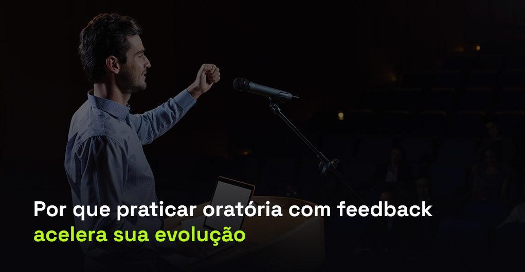 A prática de oratória com feedback é uma das formas mais eficazes de desenvolver segurança, clareza e presença ao falar em público. Muitos profissionais estudam comunicação, assistem vídeos, leem técnicas e até conhecem boas estruturas de apresentação, mas continuam travando quando precisam falar em uma reunião, defender uma ideia ou se apresentar diante de outras pessoas. Isso acontece porque comunicação não evolui apenas pelo consumo de conteúdo. A fala precisa ser colocada em prática. O corpo precisa experimentar a exposição. A mente precisa aprender a organizar ideias sob pressão. E o profissional precisa receber orientação para entender o que funciona, o que enfraquece sua mensagem e o que pode ser ajustado. Para a SBCE, praticar oratória com feedback acelera a evolução porque transforma comunicação em habilidade observável, treinável e ajustável. O profissional deixa de depender apenas da própria percepção e passa a desenvolver sua fala com método, ciência, prática supervisionada e direcionamento real. Por que estudar oratória sem praticar não gera domínio Estudar oratória é importante. Entender técnicas de fala, estrutura de apresentação, postura, respiração e uso da voz pode ampliar a consciência do profissional sobre sua comunicação. Mas existe uma diferença grande entre conhecer uma técnica e conseguir aplicá-la em uma situação real. Um profissional pode saber que precisa fazer pausas, mas acelerar quando fica nervoso. Pode entender a importância da postura, mas encolher o corpo diante da audiência. Pode conhecer a estrutura de um pitch, mas perder a linha de raciocínio quando recebe uma pergunta inesperada. Isso acontece porque a comunicação envolve corpo, emoção, pensamento, linguagem e contexto. Ela não se desenvolve apenas no campo intelectual. A prática de oratória com feedback permite que o profissional saia da compreensão teórica e entre na experiência real. Ele fala, se observa, recebe retorno e ajusta a comunicação. Sem prática, a oratória fica abstrata. Com prática supervisionada, começa a virar comportamento. O feedback mostra o que você não consegue perceber sozinho Um dos maiores desafios de quem quer melhorar a comunicação é enxergar a própria fala com clareza. Quando uma pessoa apresenta, ela está ao mesmo tempo tentando lembrar o conteúdo, controlar o nervosismo, observar a audiência, manter o ritmo e concluir a mensagem. Com tanta coisa acontecendo, é difícil perceber todos os detalhes da própria performance. O profissional pode acreditar que falou rápido demais quando, na verdade, o problema foi falta de pausas. Pode pensar que faltou conhecimento, quando o problema foi estrutura. Pode sentir que transmitiu insegurança, mesmo tendo apresentado com boa presença. O feedback qualificado ajuda a separar sensação de realidade. Ele mostra padrões que o comunicador não percebe sozinho: excesso de justificativas, falta de objetividade, voz baixa, pouca conexão com o público, ausência de fechamento, postura fechada ou dificuldade de sustentar o olhar. Esse tipo de retorno acelera a evolução porque transforma uma impressão vaga em ponto de ajuste concreto. Em vez de pensar “preciso melhorar minha comunicação”, o profissional passa a entender exatamente o que precisa desenvolver. Praticar com feedback reduz a repetição dos mesmos erros Muitos profissionais repetem os mesmos erros de comunicação durante anos porque nunca receberam uma orientação clara sobre eles. Apresentam da mesma forma, aceleram no mesmo ponto, perdem clareza na mesma parte, evitam pausas, desviam o olhar ou encerram sem conduzir a audiência para uma conclusão. Sem feedback, o erro se torna padrão. E quanto mais o padrão se repete, mais natural ele parece. A prática de oratória com feedback interrompe esse ciclo. O profissional passa a identificar o comportamento no momento em que ele acontece ou logo depois de acontecer. Isso torna o ajuste mais rápido e mais consciente. Por exemplo, se uma pessoa sempre começa apresentações explicando detalhes demais, o feedback pode mostrar que ela precisa iniciar pelo contexto e pela ideia central. Se outra pessoa perde força no final, pode aprender a construir um fechamento mais claro. Se alguém fala com muita pressa, pode treinar pausas e ritmo. A evolução acontece porque a prática deixa de ser repetição automática e passa a ser repetição orientada. A neurociência explica por que a repetição supervisionada funciona A neurociência ajuda a entender por que praticar oratória com feedback acelera o desenvolvimento. O cérebro aprende por repetição, correção e reforço. Quando uma habilidade é praticada várias vezes com orientação adequada, novas conexões são fortalecidas e respostas mais eficazes começam a se tornar mais naturais. Isso vale para a comunicação. Uma pessoa que treina falar sob pressão começa a criar familiaridade com a exposição. O cérebro passa a reconhecer aquele contexto com menos ameaça e mais controle. Ao receber feedback, o profissional também amplia consciência sobre sua própria performance. Essa consciência permite ajustar padrões antes automáticos. A repetição sem orientação pode reforçar erros. A repetição com feedback cria oportunidade de correção. Por isso, apenas falar muitas vezes não garante evolução. O que acelera o processo é praticar, observar, corrigir e repetir com mais consciência. A oratória se desenvolve quando o cérebro e o corpo aprendem novas formas de responder diante da exposição. O feedback fortalece a confiança porque dá direção Muitas pessoas querem ganhar confiança para falar em público, mas não sabem por onde começar. A confiança costuma parecer algo subjetivo, quase impossível de controlar. O profissional pensa que precisa “se sentir mais seguro”, mas não sabe exatamente como construir essa segurança. O feedback muda esse cenário porque oferece direção. Quando alguém entende que sua maior dificuldade está na abertura da fala, pode treinar aberturas. Quando percebe que perde clareza por falta de estrutura, pode organizar melhor sua mensagem. Quando identifica que o nervosismo aparece no ritmo acelerado, pode trabalhar respiração e pausas. A confiança aumenta quando o profissional percebe que sua comunicação pode ser ajustada. Em vez de se sentir refém da própria insegurança, ele passa a enxergar caminhos práticos de evolução. Isso reduz a sensação de incapacidade e aumenta o senso de controle. A prática de oratória com feedback transforma confiança em construção, não em expectativa. Comunicação se desenvolve melhor em ambiente seguro Um ambiente seguro é essencial para o desenvolvimento da oratória. Muitas pessoas têm dificuldade de falar em público porque associam exposição a julgamento, crítica e constrangimento. Quando a prática acontece em um ambiente hostil ou pouco orientado, essa associação pode ficar ainda mais forte. A prática supervisionada precisa criar um espaço em que o profissional possa errar, testar, ajustar e evoluir sem ser diminuído. Isso não significa ausência de correção. Significa feedback responsável. Um bom feedback aponta o que precisa melhorar, mas também reconhece o que já funciona. Ele orienta sem expor. Corrige sem desestimular. Direciona sem gerar vergonha. Esse tipo de ambiente permite que o profissional pratique com mais abertura. A exposição deixa de ser apenas ameaça e passa a ser experiência de desenvolvimento. Para quem trava ao falar, esse ponto é decisivo. O corpo e o cérebro precisam experimentar que é possível se expor, receber retorno e continuar evoluindo. Feedback imediato acelera a aprendizagem O momento em que o feedback acontece influencia a aprendizagem. Quando o profissional recebe orientação logo após uma apresentação, a experiência ainda está viva. Ele lembra como se sentiu, onde travou, onde perdeu clareza e como reagiu diante da audiência. Esse feedback imediato facilita a conexão entre comportamento e ajuste. Se a orientação vem muito tempo depois, parte da percepção se perde. O profissional já não lembra exatamente do ritmo, da postura, da intenção ou da dificuldade que enfrentou. Na prática de oratória, o feedback na hora permite corrigir com mais precisão. O participante fala, ouve a orientação e pode aplicar o ajuste em uma nova tentativa. Esse ciclo é muito poderoso: prática, feedback, correção e nova prática. É assim que a comunicação deixa de ser apenas conteúdo estudado e passa a ser habilidade construída. A prática revela como você reage sob pressão Uma coisa é imaginar como você falaria. Outra é falar de verdade diante de pessoas. A prática de oratória revela reações que não aparecem apenas no estudo. Mostra como a pessoa lida com tempo limitado, silêncio da audiência, esquecimento, perguntas, nervosismo e necessidade de organizar ideias rapidamente. Essas reações são importantes porque a comunicação profissional acontece em ambientes reais, com pressão real. Em uma reunião, ninguém espera que você esteja sempre confortável. Em uma venda, objeções podem surgir. Em uma apresentação, o público pode estar disperso. Em uma conversa com liderança, uma pergunta inesperada pode mudar o rumo da fala. A prática ajuda o profissional a perceber como responde nesses momentos. Com feedback, ele aprende a ajustar a comunicação para não ser dominado pela pressão. Desenvolve mais presença, clareza e capacidade de adaptação. Essa é uma das grandes diferenças entre estudar oratória e treinar oratória. A importância de praticar diferentes formatos de fala A comunicação profissional não acontece em um único formato. O profissional pode precisar fazer uma apresentação curta, contar sua trajetória, vender uma ideia, defender um projeto, conduzir uma reunião ou falar em um palco. Cada situação exige uma estrutura diferente. Por isso, a prática de oratória com feedback precisa expor o participante a diferentes formatos de fala. Uma apresentação rápida ajuda a testar objetividade. Uma história pessoal trabalha conexão. Um pitch desenvolve clareza, persuasão e convite à ação. Uma experiência de palco trabalha presença, voz, ritmo e ocupação de espaço. Essa variedade fortalece repertório. O profissional deixa de treinar apenas uma fala específica e passa a desenvolver capacidade de adaptação comunicativa. Em ambientes profissionais, essa adaptação é essencial. Quem sabe comunicar apenas em um formato pode se perder quando o contexto muda. Quem treina diferentes situações desenvolve mais flexibilidade. PNL e feedback: ajustando padrões de linguagem e comportamento A Programação Neurolinguística contribui para a prática de oratória com feedback porque ajuda a observar padrões de linguagem, pensamento e comportamento. Durante uma apresentação, o profissional pode usar palavras que enfraquecem sua mensagem sem perceber. Pode iniciar frases com insegurança, justificar demais, generalizar, evitar afirmações claras ou se colocar em posição defensiva. Esses padrões linguísticos comunicam muito. O feedback ajuda a identificá-los. A PNL contribui ao mostrar como esses padrões se conectam à forma como a pessoa pensa, sente e reage diante da exposição. Por exemplo, alguém que constantemente diz “não sei se ficou claro” pode estar comunicando insegurança antes mesmo de receber qualquer reação do público. Outro profissional pode usar explicações longas porque teme parecer superficial. Outro pode evitar pausas porque associa silêncio a erro. Ao reconhecer esses padrões, o participante começa a construir uma comunicação mais consciente. Ele aprende a escolher melhor as palavras, organizar melhor a fala e sustentar mais presença. Inteligência emocional durante o feedback Receber feedback também exige inteligência emocional. Nem sempre é fácil ouvir que a comunicação precisa de ajustes. Algumas pessoas se sentem expostas, frustradas ou defensivas. Outras interpretam a correção como crítica pessoal. Por isso, a prática de oratória com feedback também desenvolve maturidade emocional. O profissional aprende a separar identidade de performance. Um ajuste na fala não significa que a pessoa é incapaz. Significa que existe uma habilidade em desenvolvimento. Essa mudança de percepção é importante. Quem recebe feedback com abertura evolui mais rápido. Quem se defende de toda orientação tende a repetir os mesmos padrões. A inteligência emocional ajuda o profissional a lidar com a vulnerabilidade da exposição e transformar retorno em desenvolvimento. Em comunicação, essa maturidade é essencial. Falar melhor exige coragem para ser visto, ouvido e corrigido. Inteligência artificial como complemento do treino com feedback A inteligência artificial pode apoiar o desenvolvimento da oratória, especialmente na preparação e revisão de mensagens. O profissional pode usar IA para estruturar uma apresentação, criar diferentes versões de abertura, simular perguntas, revisar argumentos e testar se sua fala está clara. Esse uso ajuda muito antes da prática presencial. A pessoa chega mais preparada, com ideias organizadas e possibilidades de resposta. A IA também pode funcionar como sparring para simulações. Pode representar uma audiência difícil, um cliente com objeções ou uma liderança exigente. Mas existe um limite importante. A IA não substitui o feedback humano em uma prática real. Ela não observa sua presença corporal com a mesma profundidade, não sente o impacto da sua fala na sala e não reproduz completamente a experiência de estar diante de pessoas. Por isso, a tecnologia deve ser vista como complemento. Ela amplia preparação, mas o desenvolvimento da presença exige prática humana, exposição real e feedback de especialistas. Por que a prática presencial acelera a evolução A prática presencial tem uma força específica no desenvolvimento da oratória. Falar diante de pessoas envolve energia, olhar, silêncio, reação, espaço físico e presença corporal. Esses elementos não aparecem da mesma forma em um curso gravado ou em um treino isolado. Quando o profissional pratica presencialmente, ele enfrenta a experiência real da exposição. Sente o ambiente, percebe a audiência, ajusta o tom, ocupa o espaço e aprende a lidar com o próprio corpo. Esse tipo de treino acelera a evolução porque aproxima o aprendizado da realidade. A comunicação profissional raramente acontece em ambiente totalmente controlado. Ela acontece em salas, reuniões, palcos, negociações, apresentações e conversas importantes. Por isso, a prática presencial prepara o profissional para contextos em que a fala precisa funcionar de verdade. A presença não se desenvolve apenas assistindo alguém falar. Ela se desenvolve quando o profissional fala e é orientado sobre como melhorar. O impacto da prática de oratória com feedback na carreira A prática de oratória com feedback impacta diretamente a carreira porque melhora a forma como o profissional é percebido em momentos importantes. Quem fala com mais clareza tende a ser mais ouvido. Quem apresenta ideias com mais estrutura tende a gerar mais confiança. Quem sustenta presença em reuniões tende a ser lembrado com mais facilidade. Em vendas, a comunicação influencia a percepção de valor. Na liderança, influencia alinhamento e confiança. Em apresentações, influencia entendimento e adesão. Em entrevistas, influencia credibilidade. Profissionais competentes podem perder oportunidades quando não conseguem expressar bem o que sabem. A prática com feedback ajuda a reduzir essa distância entre competência e percepção. Ela permite que o profissional transforme conhecimento em mensagem, mensagem em presença e presença em influência. Em um mercado competitivo, essa habilidade pode ser decisiva para crescimento profissional. O que profissionais mais perguntam sobre prática de oratória com feedback Por que o feedback é tão importante para melhorar a oratória? Porque o feedback mostra pontos que o profissional não consegue perceber sozinho. Ele ajuda a identificar padrões, ajustar a fala e desenvolver comunicação com mais consciência e direção. Posso melhorar minha oratória apenas estudando teoria? A teoria ajuda, mas não gera domínio completo. A oratória exige prática, exposição, repetição e correção. Sem falar de verdade, a evolução tende a ser limitada. O feedback pode deixar a pessoa mais insegura? Um feedback mal conduzido pode gerar insegurança. Mas um feedback qualificado orienta, fortalece consciência e mostra caminhos de evolução. O objetivo é desenvolver, não constranger. Praticar presencialmente faz diferença? Sim. A prática presencial permite treinar presença, olhar, voz, corpo, ritmo e interação com pessoas reais. Esses elementos são difíceis de desenvolver apenas em cursos gravados ou estudos individuais. Quanto tempo leva para perceber evolução na fala? A evolução depende da prática, da orientação e da disposição para ajustar padrões. Em experiências intensivas e bem conduzidas, o profissional já pode perceber avanços importantes em clareza, presença e segurança no mesmo dia. Evoluir na oratória exige prática, feedback e coragem para ajustar A prática de oratória com feedback acelera a evolução porque transforma comunicação em uma habilidade observável e treinável. O profissional deixa de apenas imaginar como fala e passa a compreender, com mais clareza, como sua mensagem é recebida. Esse processo fortalece segurança, presença, estrutura e capacidade de falar sob pressão. Também reduz a repetição de erros e cria um caminho mais concreto de desenvolvimento. A SBCE trabalha a oratória com base em prática supervisionada, ciência, inteligência emocional, PNL e feedback de especialistas. O objetivo é preparar profissionais para se comunicarem melhor em ambientes reais, com mais clareza, confiança e impacto. Se você já estudou comunicação, mas ainda sente que falta prática para evoluir, o próximo passo pode ser falar, ser orientado e ajustar sua presença com direção. Conheça a Imersão Presencial de Oratória da SBCE e entenda como a prática com feedback pode acelerar sua evolução ao falar em público.